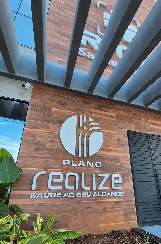 Fachada com o logo "Plano Realize — Saúde ao seu alcance"